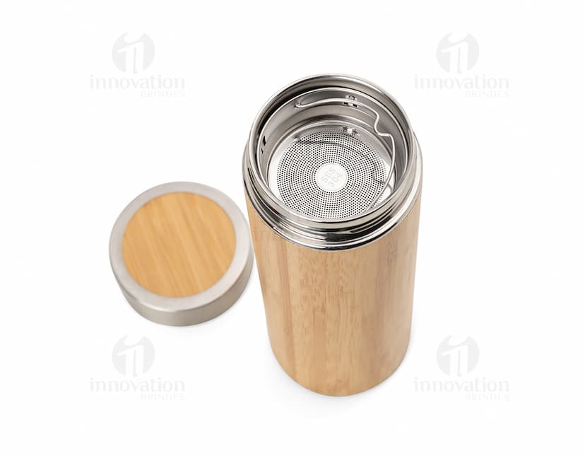Garrafa térmica 400ml de alta qualidade, ideal para manter sua bebida quente ou fria por horas. Feita em material resistente e durável, perfeita para uso diário. Seu design moderno e prático a torna perfeita para levar em viagens, passeios e até mesmo para o trabalho. A garrafa térmica 400ml é a companhia perfeita para manter suas bebidas na temperatura certa, garantindo praticidade e funcionalidade em todos os momentos. Adquira já a sua e desfrute de bebidas sempre frescas onde quer que esteja.