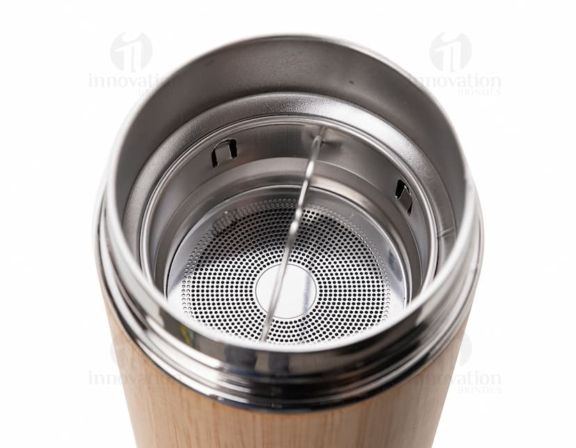 Garrafa térmica 400ml - Mantenha suas bebidas preferidas na temperatura ideal com essa garrafa térmica prática e versátil. Seu design moderno é perfeito para uso diário e sua capacidade de 400ml permite levar o que você mais gosta para onde quiser. Ideal para quem preza por praticidade e estilo. Garanta a sua garrafa térmica agora mesmo!