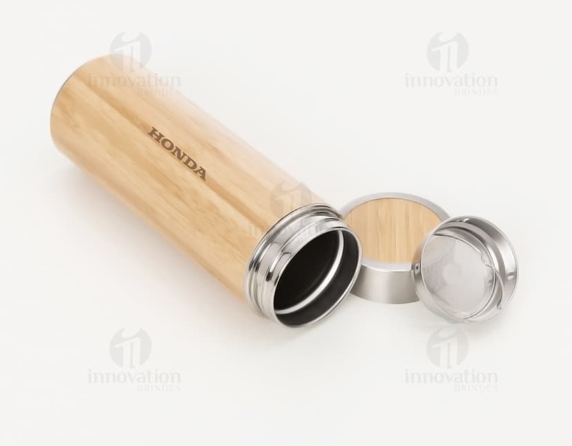 Garrafa térmica de 400ml, ideal para manter sua bebida na temperatura perfeita por mais tempo. Perfeita para levar para o trabalho, academia ou passeios ao ar livre. Feita em material resistente, com tampa segura e design moderno. A garrafa térmica é um item indispensável para quem preza por praticidade e qualidade. Adquira já a sua!