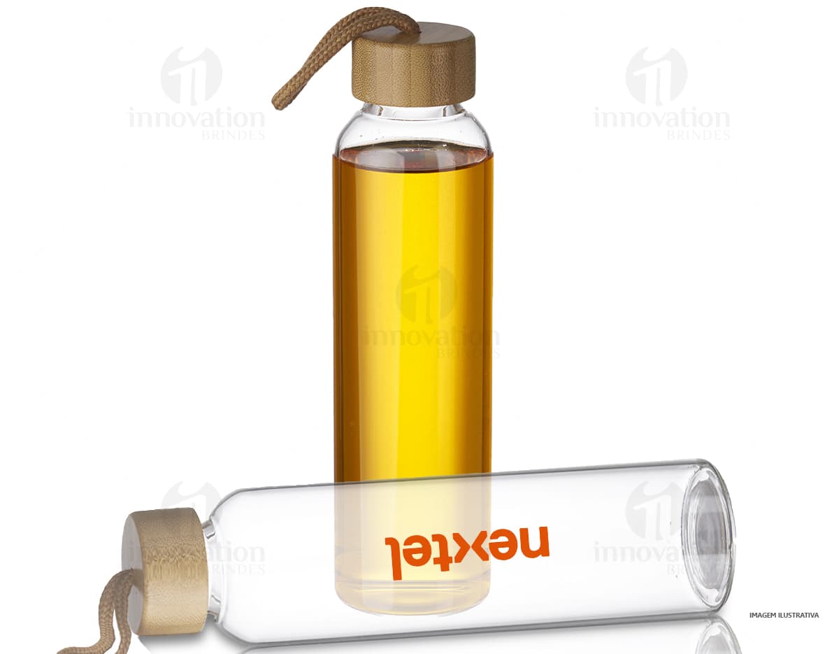 Squeeze de Vidro 600ml - Ideal para manter-se hidratado durante o dia. Feito em vidro resistente, é perfeito para armazenar líquidos de forma segura e saudável. Com tampa prática, é perfeito para levar para o trabalho, academia ou passeios. Garanta já o seu!