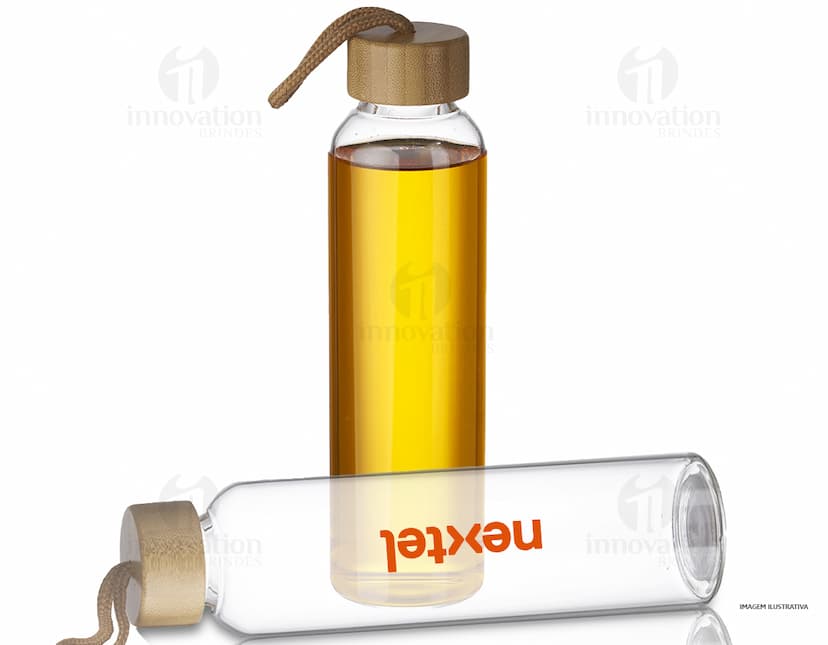 Squeeze de Vidro 600ml - Ideal para manter-se hidratado durante o dia. Feito em vidro resistente, é perfeito para armazenar líquidos de forma segura e saudável. Com tampa prática, é perfeito para levar para o trabalho, academia ou passeios. Garanta já o seu!
