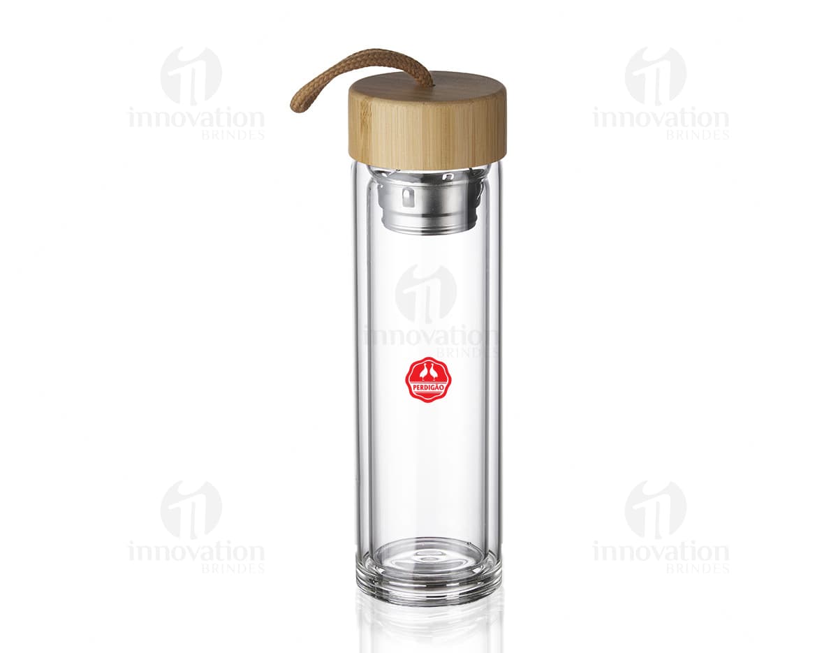 O Squeeze de Vidro 360ml é a escolha perfeita para quem preza pela elegância e qualidade na hora de se manter hidratado. Com seu design moderno e sofisticado, é ideal para quem busca praticidade e estilo. Garanta já o seu!