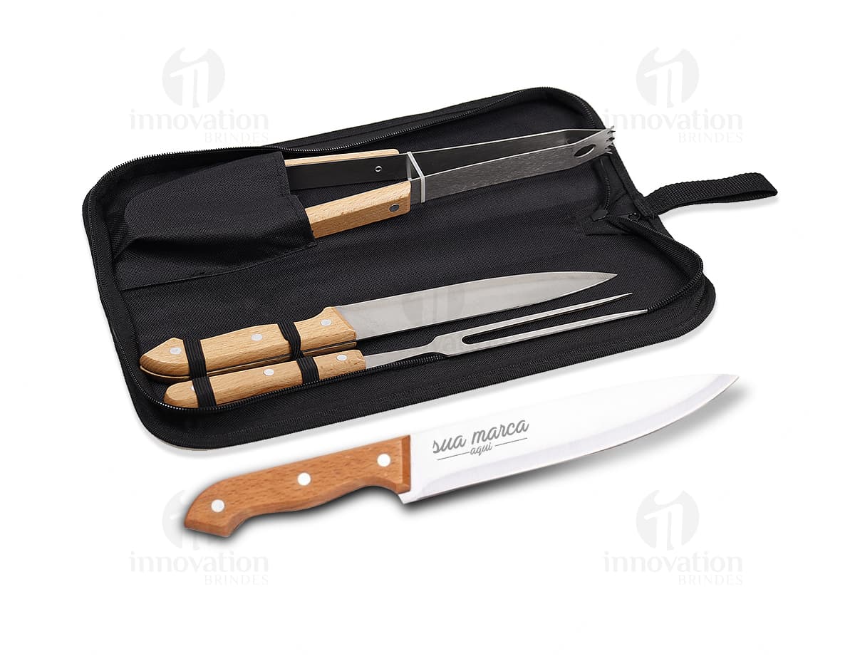 Kit Churrasco 3 Peças - Facas em Aço Inoxidável com Cabos de Couro, Perfeito para Churrascos e Churrasqueiras. Um conjunto resistente e elegante, ideal para presentear ou usar em eventos de negócios. Adquira já o seu!