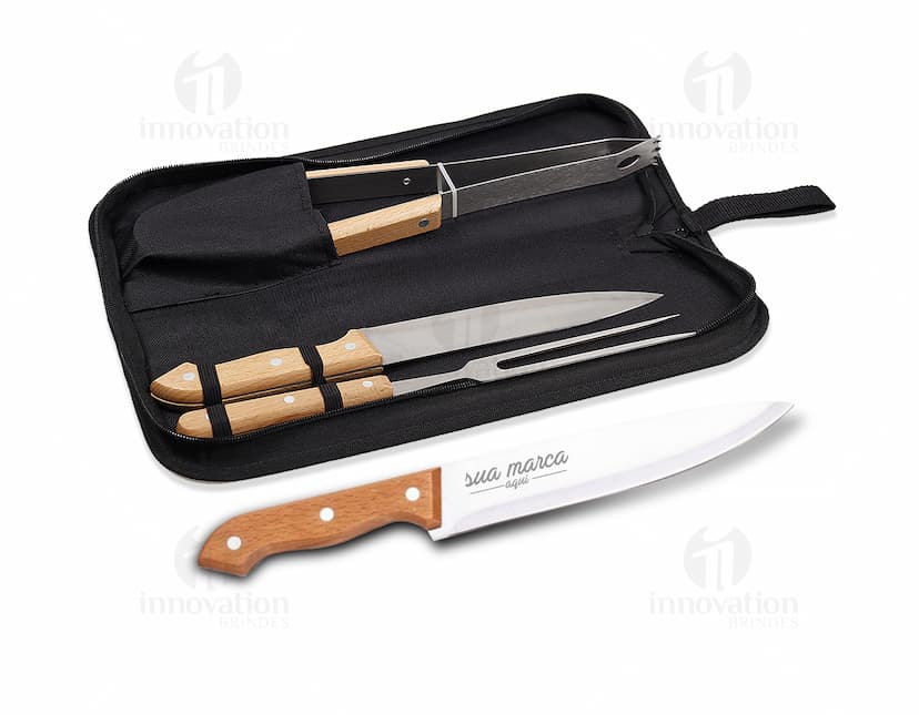 Kit Churrasco 3 Peças - Facas em Aço Inoxidável com Cabos de Couro, Perfeito para Churrascos e Churrasqueiras. Um conjunto resistente e elegante, ideal para presentear ou usar em eventos de negócios. Adquira já o seu!