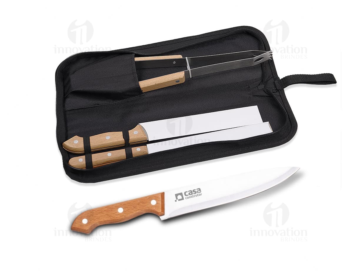 Kit Churrasco 3 Peças: Facilite seus momentos de lazer com esse conjunto de facas em aço inoxidável. Com cabo em couro e design elegante, é o acessório ideal para churrascos e eventos empresariais. Prático, afiado e durável, esse kit vai te acompanhar por muitos e inesquecíveis momentos gourmet. Adquira já o seu!