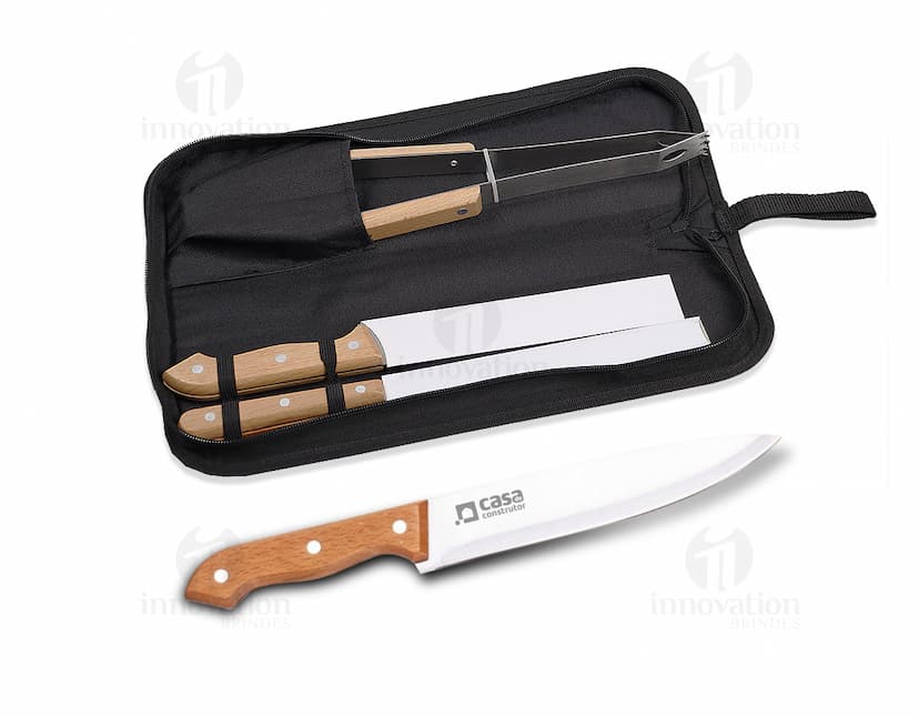 Kit Churrasco 3 Peças: Facilite seus momentos de lazer com esse conjunto de facas em aço inoxidável. Com cabo em couro e design elegante, é o acessório ideal para churrascos e eventos empresariais. Prático, afiado e durável, esse kit vai te acompanhar por muitos e inesquecíveis momentos gourmet. Adquira já o seu!