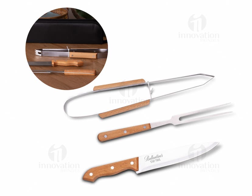 Kit Churrasco 3 Peças - Faca, Garfo e Tábua de Madeira. Perfeito para churrascos e eventos ao ar livre. Faca em aço inoxidável com cabo de couro, garantindo durabilidade e estilo. Ideal para presentear ou para uso próprio. Prático e elegante, um acessório indispensável para os amantes de bons momentos.