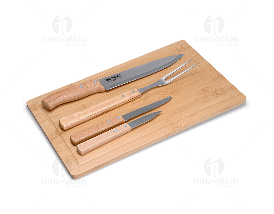 Kit Churrasco: Conjunto de utensílios em aço inoxidável para o seu churrasco. Faca, garfo, espátula e tábua de madeira, tudo o que você precisa para preparar deliciosas carnes. Prático, resistente e isolado para garantir segurança e qualidade durante o preparo. Adquira já o seu!