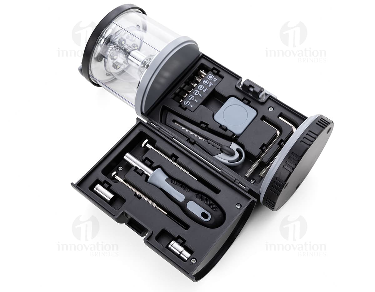 Kit de ferramentas com lanterna: o companheiro perfeito para suas aventuras. Feito de materiais resistentes como plástico e aço, ideal para uso industrial. Adquira já o seu!