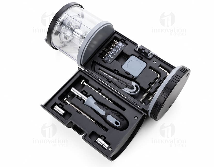 Kit de ferramentas com lanterna: o companheiro perfeito para suas aventuras. Feito de materiais resistentes como plástico e aço, ideal para uso industrial. Adquira já o seu!