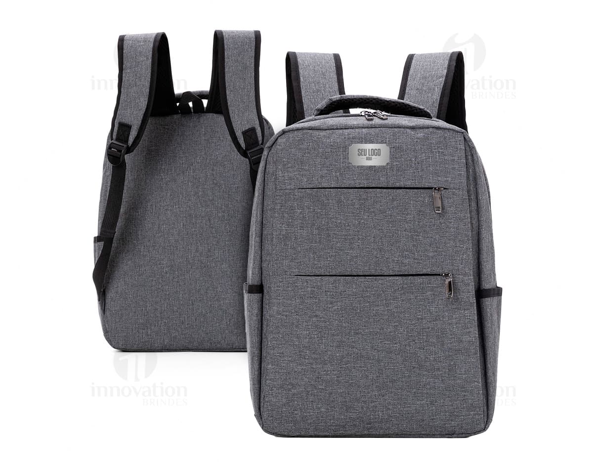 Mochila de couro preta para notebook com design moderno e elegante. Ideal para viagens de negócios e para armazenar seus pertences com segurança. Com fecho de zíper e alça resistente para transportar com facilidade. Perfeita para o homem de negócios moderno. Adquira já a sua e mantenha seus objetos pessoais protegidos durante suas jornadas de trabalho.