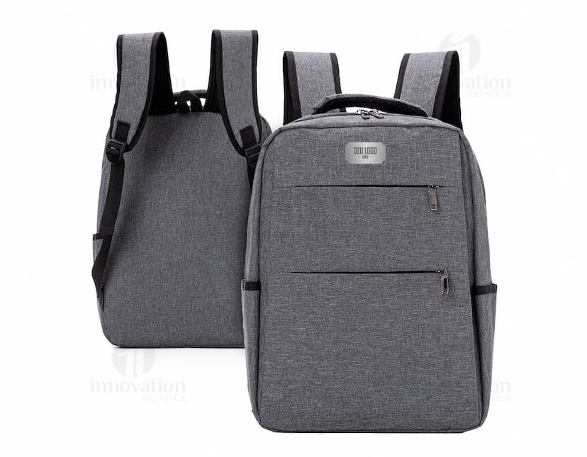 Mochila de couro preta para notebook com design moderno e elegante. Ideal para viagens de negócios e para armazenar seus pertences com segurança. Com fecho de zíper e alça resistente para transportar com facilidade. Perfeita para o homem de negócios moderno. Adquira já a sua e mantenha seus objetos pessoais protegidos durante suas jornadas de trabalho.