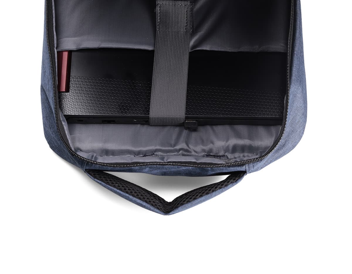 Mochila para notebook: Conforto e segurança para sua tecnologia em viagens ou no trabalho. Feita em couro preto com compartimento acolchoado e alças ajustáveis. Ideal para o homem de negócios moderno.