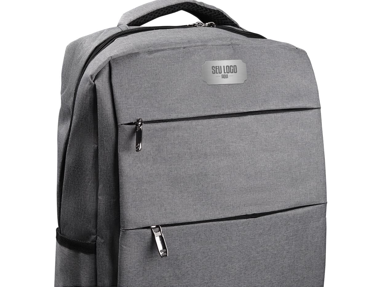 Mochila de couro preta para notebook, perfeita para viagens de negócios. Design elegante, fecho seguro com zíper e alça resistente para transportar com facilidade. Proteja seu equipamento com estilo e praticidade. Compre já e garanta sua elegância em qualquer ocasião!