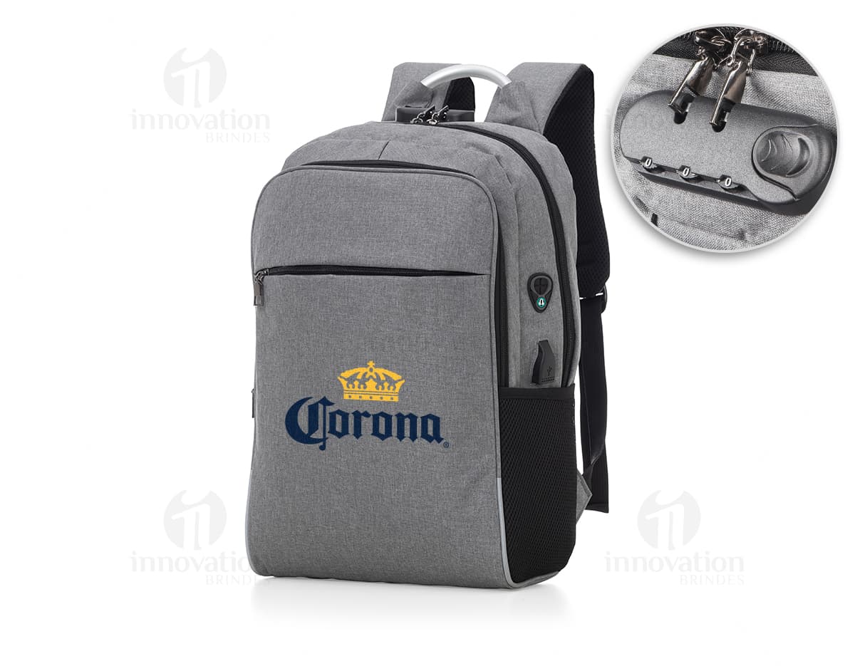 Mochila para notebook vintage em couro preto, estilo clássico e retro. Perfeita para fotógrafos profissionais em viagens de negócios ou lazer. Confortável, espaçosa e com compartimento para equipamentos eletrônicos. Adquira já a sua!