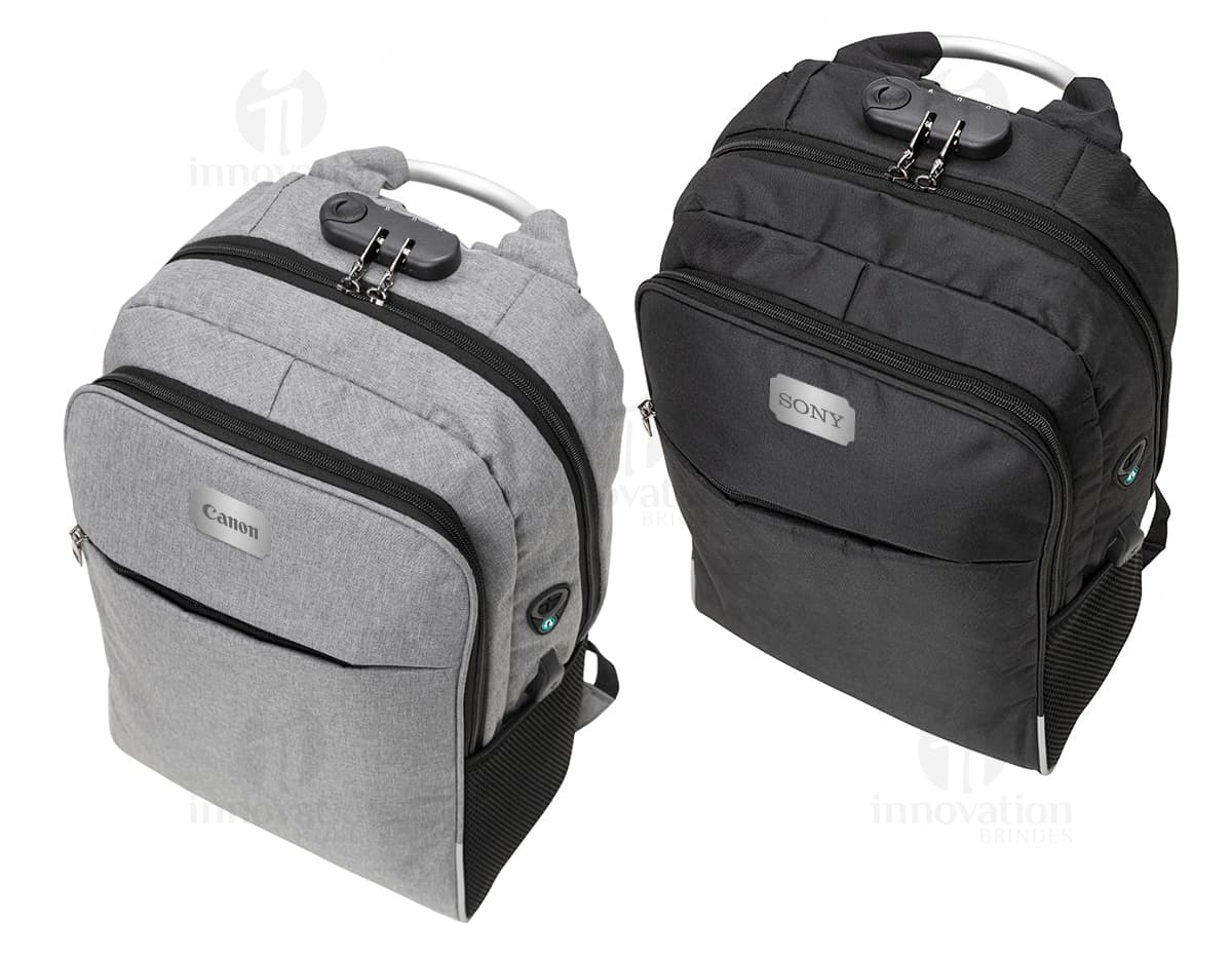 Mochila para notebook vintage em couro preto - Perfeita para fotógrafos profissionais e amantes de tecnologia. Com compartimento acolchoado e estilo retro, ideal para viagens e negócios. Seu equipamento seguro e em grande estilo. Compre já!