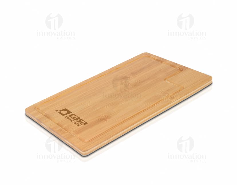 Tábua de churrasco moderna e elegante, perfeita para adicionar um toque de estilo às suas preparações culinárias. Com design clean e madeira de alta qualidade, essa tábua é ideal para uso em eventos, churrascos e ocasiões especiais. Mantenha sua cozinha organizada e sofisticada com esse acessório essencial. Aproveite a praticidade que só a tábua de churrasco pode oferecer.