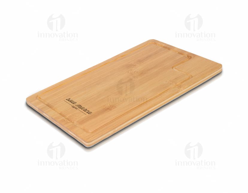 Tábua de bambu para churrasco de 37x22cm em uma superfície marrom e vazia, com um bloco de papel, caderno, livro e diversos objetos relacionados a negócios, escrita e finanças ao redor. A imagem apresenta um aspecto antigo e vintage, com texturas e detalhes em preto e sujeira.