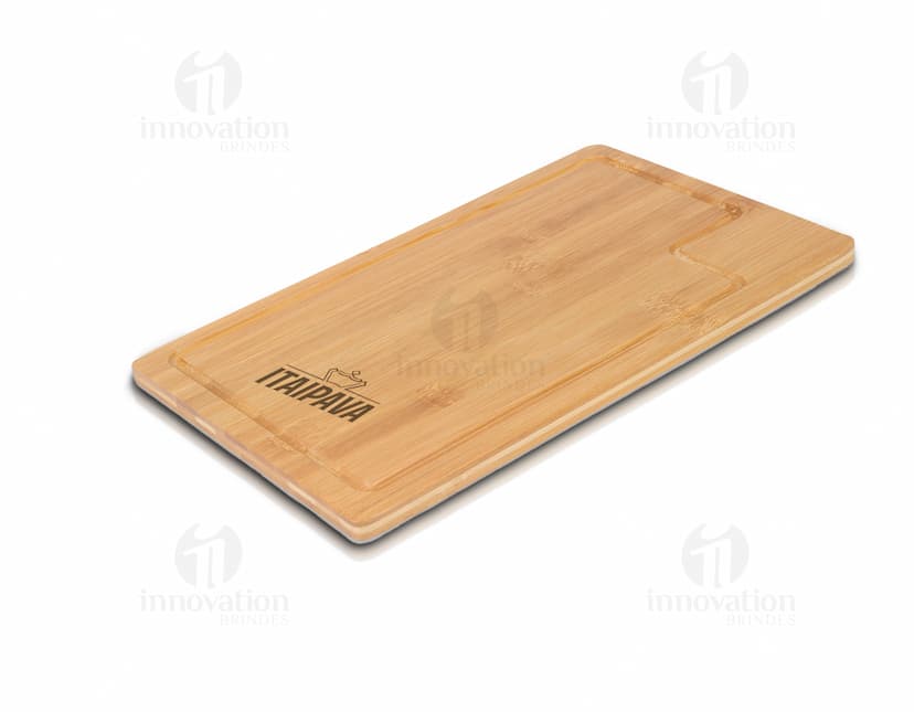 Tábua de bambu para churrasco de 37x22cm em uma superfície marrom e vazia, com um bloco de papel, caderno, livro e diversos objetos relacionados a negócios, escrita e finanças ao redor. A imagem apresenta um aspecto antigo e vintage, com texturas e detalhes em preto e sujeira.