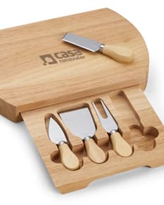 Kit queijo 5 peças de madeira para cozinha. Conjunto de utensílios de cozinha isolados: espátula, faca, garfo. Perfeito para servir queijos na mesa da família. Qualidade e praticidade para suas refeições.