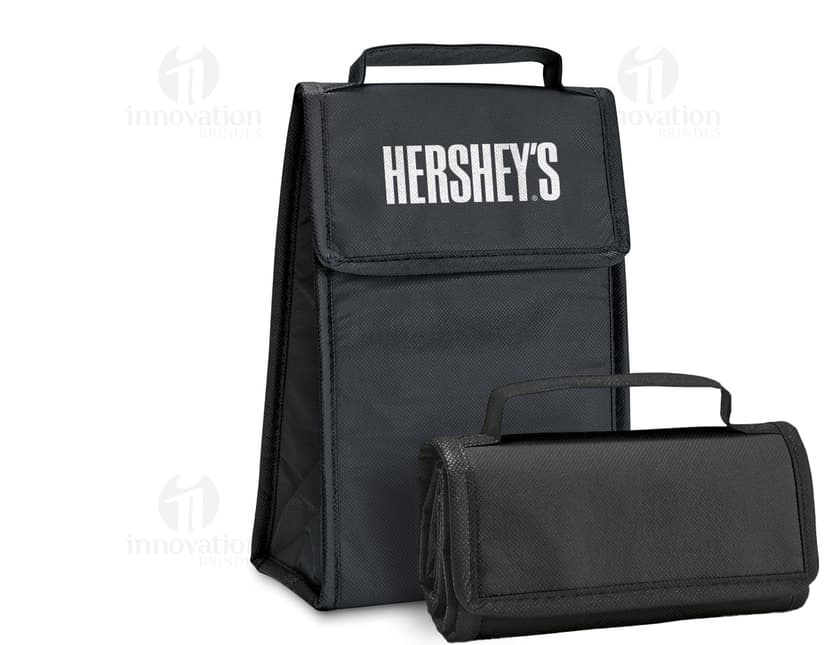 Bolsa térmica dobrável em formato 3D, vazia e aberta, com design moderno e clean. Está sobre uma mesa ao lado de um computador, um notebook e um dispenser de sabonete. A imagem contém elementos como embalagem de plástico, papel em branco, ícones de tecnologia e etiquetas de informação.