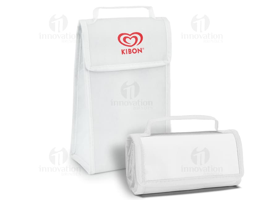 Bolsa térmica dobrável em formato 3D, vazia e aberta, com design moderno e clean. Está sobre uma mesa ao lado de um computador, um notebook e um dispenser de sabonete. A imagem contém elementos como embalagem de plástico, papel em branco, ícones de tecnologia e etiquetas de informação.