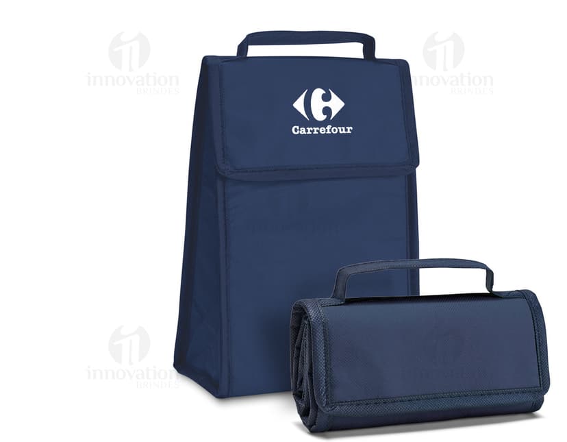 Bolsa térmica dobrável em formato 3D, vazia e aberta, com design moderno e clean. Está sobre uma mesa ao lado de um computador, um notebook e um dispenser de sabonete. A imagem contém elementos como embalagem de plástico, papel em branco, ícones de tecnologia e etiquetas de informação.