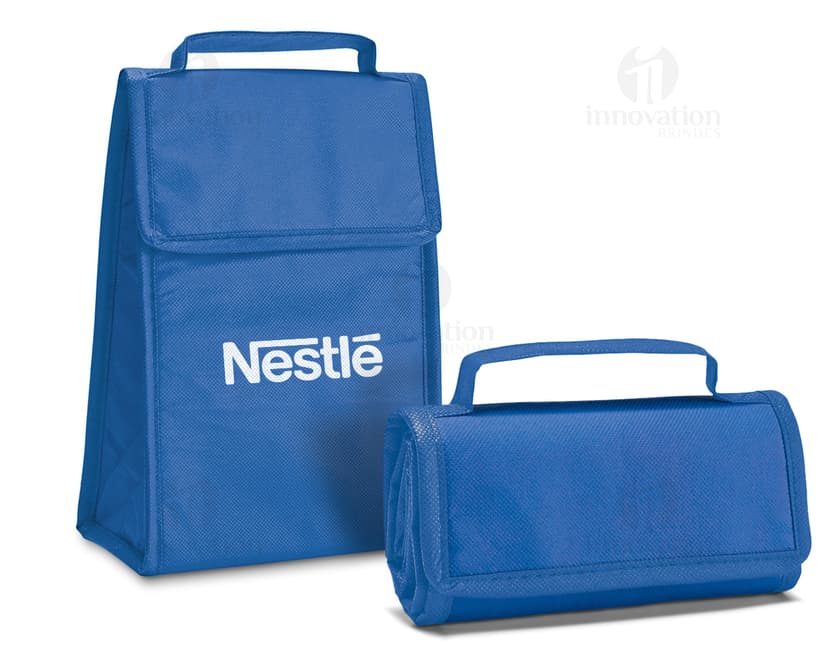 Bolsa térmica dobrável em formato 3D, vazia e aberta, com design moderno e clean. Está sobre uma mesa ao lado de um computador, um notebook e um dispenser de sabonete. A imagem contém elementos como embalagem de plástico, papel em branco, ícones de tecnologia e etiquetas de informação.