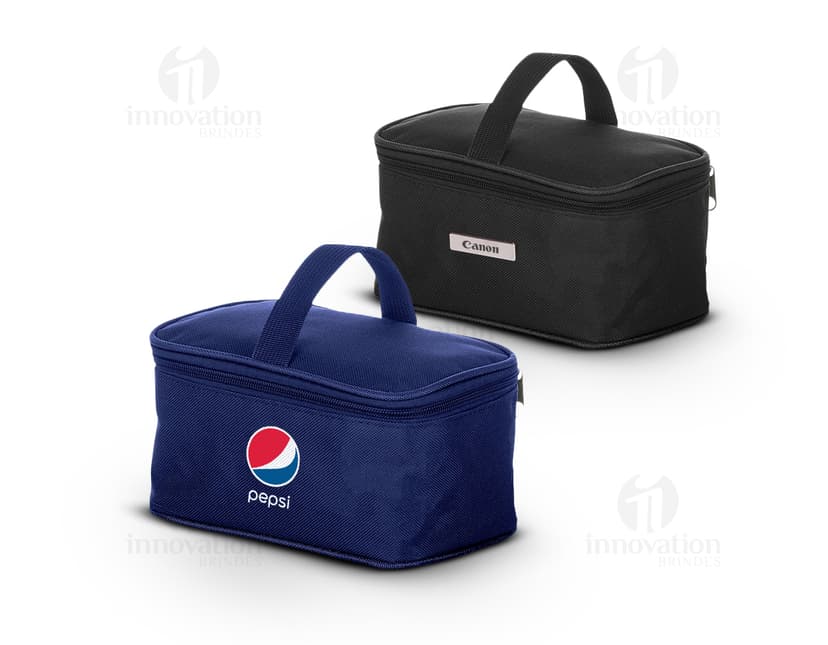 Bolsa térmica 2,6 litros para manter seus alimentos frescos durante viagens, passeios ou no trabalho. Feita em material resistente, ideal para armazenar alimentos e bebidas de forma prática e segura. Adquira já a sua bolsa térmica e desfrute de refeições fresquinhas onde quer que esteja. Confira!