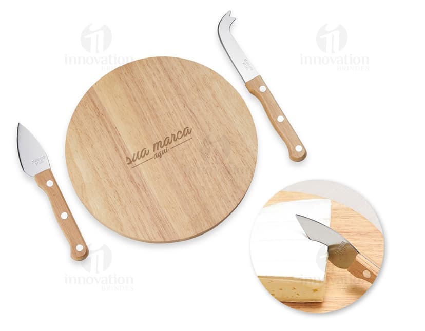 Kit de queijo em 3 peças com design retro. Feito em madeira, aço inoxidável e ferro, é perfeito para complementar sua mesa. Conjunto de utensílios em formato redondo e vazado, ideal para servir queijos em ocasiões gourmet. Prático e elegante, o kit de queijo é indispensável para os amantes da culinária. Deixe sua mesa ainda mais requintada com esse conjunto de queijo em madeira. Ideal para quem aprecia uma boa tábua de queijos.