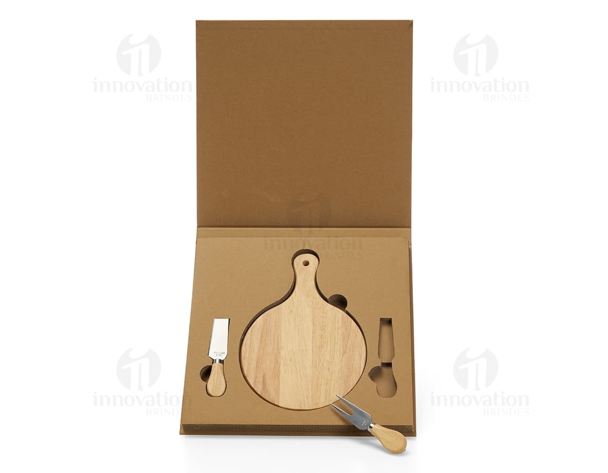 Kit queijo 3 peças em madeira para um jantar tradicional em família. Utensílios de cozinha de qualidade para preparar e servir queijos de forma prática e elegante. Perfeito para completar sua coleção de utensílios de cozinha. Nunca foi tão fácil desfrutar de um bom queijo.