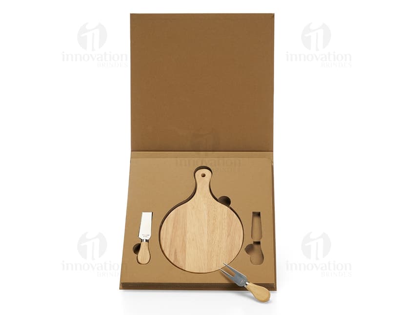Kit queijo 3 peças em madeira para um jantar tradicional em família. Utensílios de cozinha de qualidade para preparar e servir queijos de forma prática e elegante. Perfeito para completar sua coleção de utensílios de cozinha. Nunca foi tão fácil desfrutar de um bom queijo.