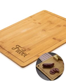 Tábua de corte com canaleta de madeira - ideal para preparar suas refeições com praticidade. Feita de material tradicional, essa tábua é perfeita para uso culinário. A canaleta evita que os líquidos escorram, mantendo sua área de trabalho limpa. Adquira já a sua e tenha mais facilidade na cozinha!