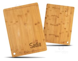 Tábua de corte em madeira de qualidade com canaleta para evitar vazamentos. Perfeita para preparar alimentos com praticidade