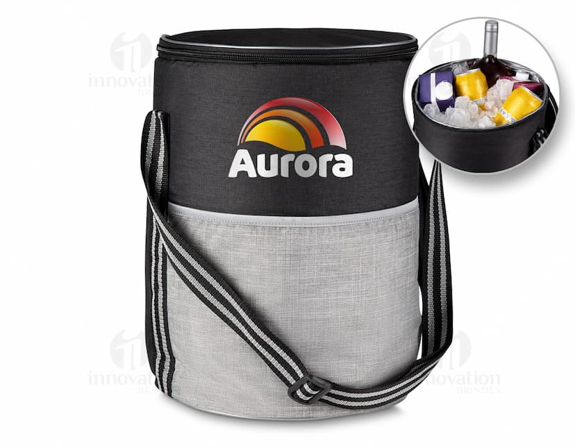 Bolsa Térmica Isolada em Couro para Armazenamento de Equipamentos de Viagem. Ideal para manter suas bebidas geladas por mais tempo. Prática e resistente, esta bolsa é perfeita para levar em viagens ou no escritório. Nunca mais deixe suas garrafas e recipientes térmicos desprotegidos. Garanta a sua qualidade de armazenamento com esta bolsa durável e elegante. Com alça para facilitar o transporte. Mantenha seus objetos protegidos e conservados com esta bolsa térmica de couro premium.