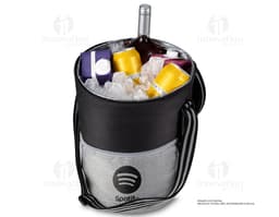 Bolsa térmica em couro marrom isolada, ideal para armazenar e transportar seus alimentos de forma prática e elegante.