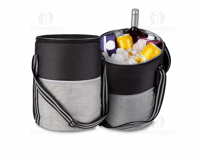 Bolsa Térmica Isolada em Couro para Armazenamento de Equipamentos. Mantenha seus alimentos frescos por mais tempo com esta bolsa térmica de alta qualidade. Perfeita para uso em viagens, picnic e dia a dia. Aproveite!