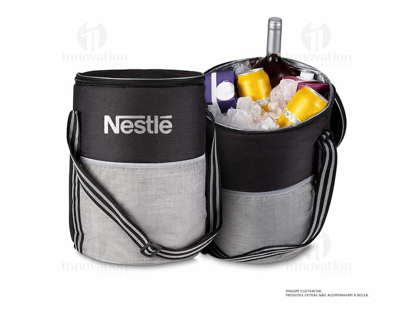 Bolsa Térmica Isolada em Couro - Ideal para manter suas bebidas geladas em viagens ou no escritório. Feita de couro de alta qualidade, possui alça resistente para fácil transporte. Perfeita para armazenar garrafas e recipientes. Mantenha suas bebidas frescas e estilosas com essa bolsa térmica premium. Eco-friendly e durável. Garanta a sua agora!