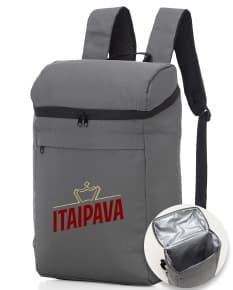 Mochila térmica de poliéster 7L em uma imagem que destaca o design moderno e elegante do produto na cor preta e marrom. A mochila possui alças e zíper, ideal para viagens e atividades ao ar livre, proporcionando praticidade e estilo.