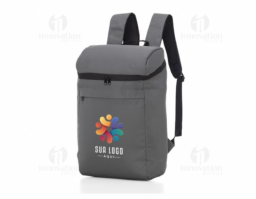 Mochila térmica de poliéster 7L em uma imagem que destaca o design moderno e elegante do produto na cor preta e marrom. A mochila possui alças e zíper, ideal para viagens e atividades ao ar livre, proporcionando praticidade e estilo.