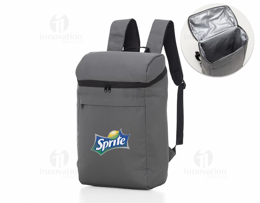 Mochila térmica de poliéster 7L em uma imagem que destaca o design moderno e elegante do produto na cor preta e marrom. A mochila possui alças e zíper, ideal para viagens e atividades ao ar livre, proporcionando praticidade e estilo.