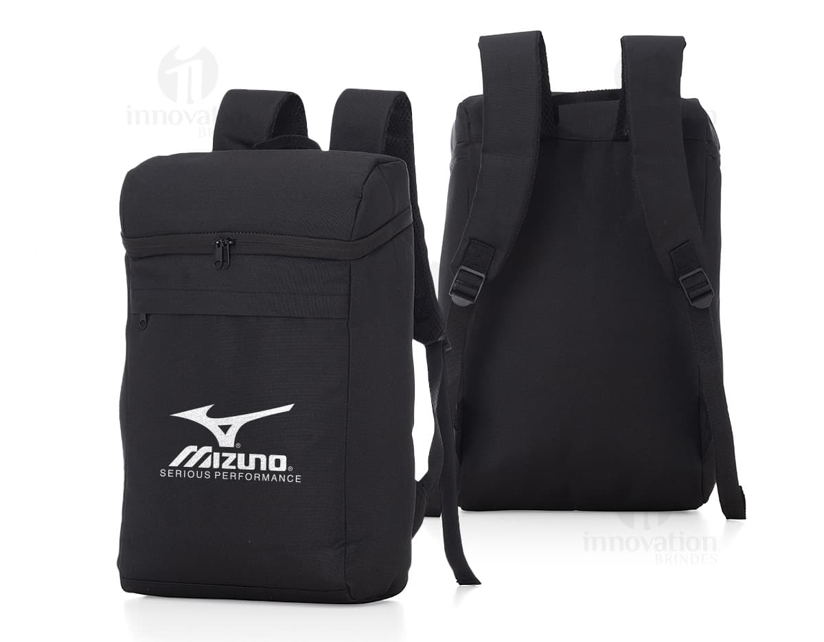 Mochila térmica de poliéster 7L em uma imagem que destaca o design moderno e elegante do produto na cor preta e marrom. A mochila possui alças e zíper, ideal para viagens e atividades ao ar livre, proporcionando praticidade e estilo.
