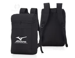 Mochila térmica de poliéster 7L em uma imagem que destaca o design moderno e elegante do produto na cor preta e marrom. A
