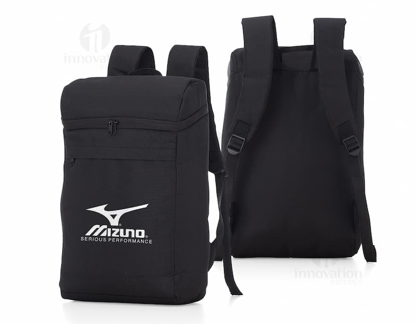 Mochila térmica de poliéster 7L em uma imagem que destaca o design moderno e elegante do produto na cor preta e marrom. A mochila possui alças e zíper, ideal para viagens e atividades ao ar livre, proporcionando praticidade e estilo.