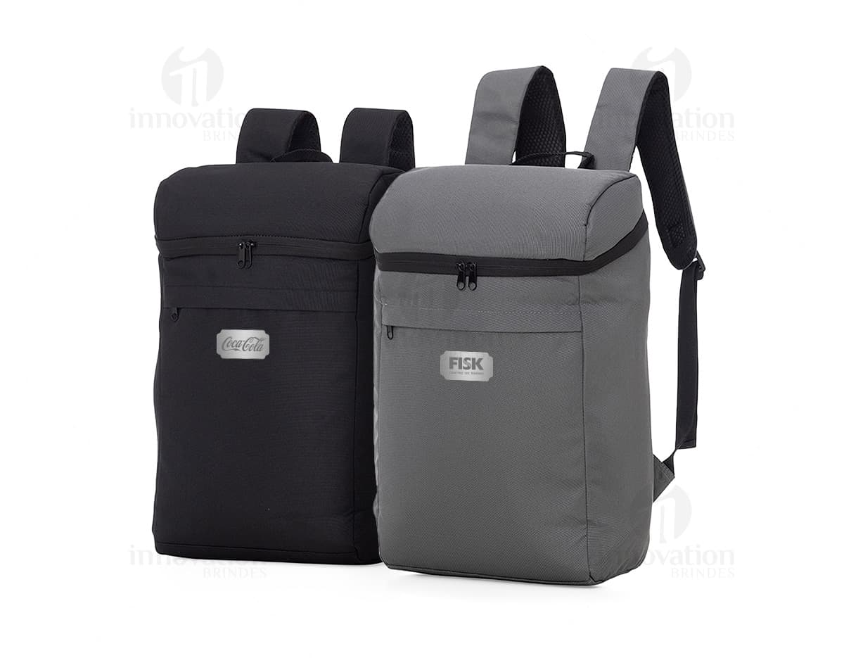 Mochila térmica de poliéster 7L em uma imagem que destaca o design moderno e elegante do produto na cor preta e marrom. A mochila possui alças e zíper, ideal para viagens e atividades ao ar livre, proporcionando praticidade e estilo.