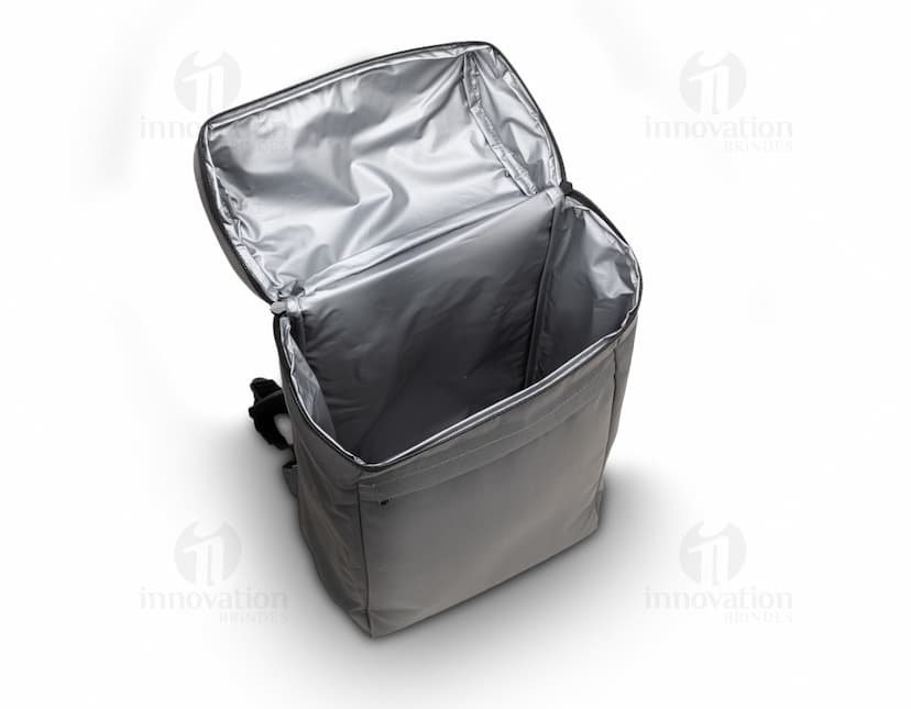 Mochila térmica de poliéster 7L em uma imagem que destaca o design moderno e elegante do produto na cor preta e marrom. A mochila possui alças e zíper, ideal para viagens e atividades ao ar livre, proporcionando praticidade e estilo.