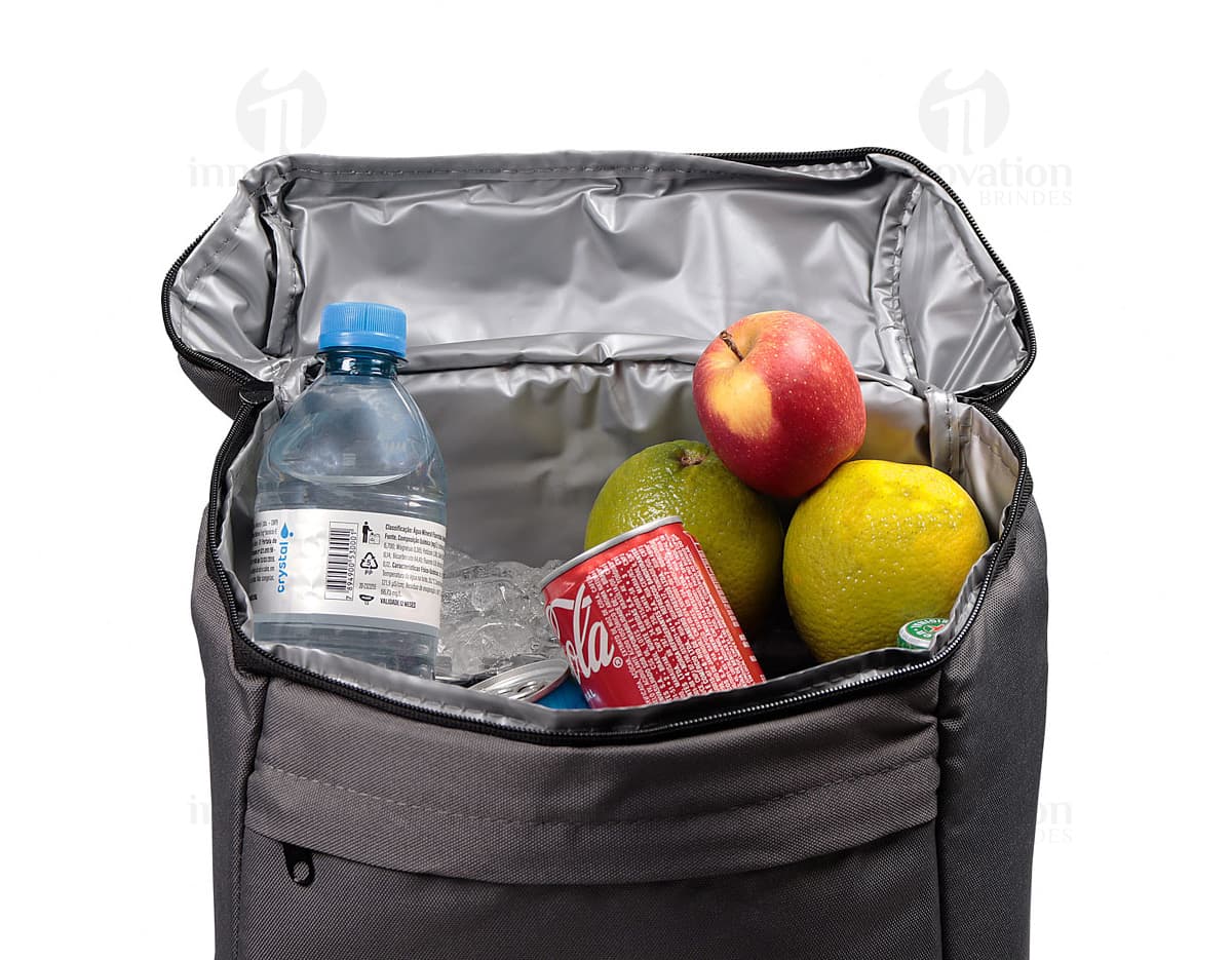 Mochila térmica de poliéster 7L em uma imagem que destaca o design moderno e elegante do produto na cor preta e marrom. A mochila possui alças e zíper, ideal para viagens e atividades ao ar livre, proporcionando praticidade e estilo.