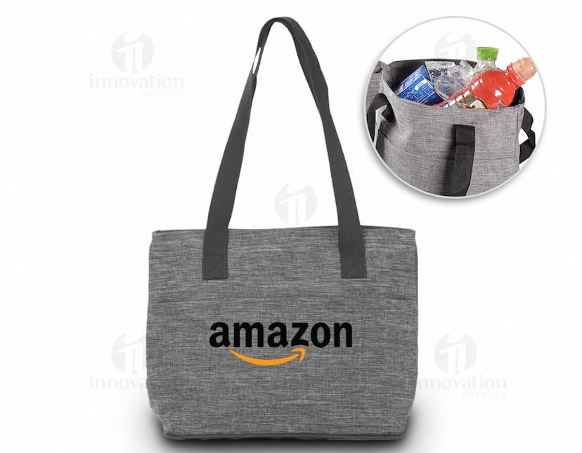 Bolsa térmica de luxo em couro marrom - mantenha seus alimentos frescos e elegantes onde quer que vá. Perfeita para negócios ou lazer, garantindo segurança e estilo. Adquira já a sua e desfrute do design moderno e da resistência do material de alta qualidade. Um acessório indispensável para manter sua comida fresca durante o dia. Imagem de uma bolsa térmica de couro marrom de alta qualidade com alça e fecho de zíper, perfeita para manter seus alimentos frescos.