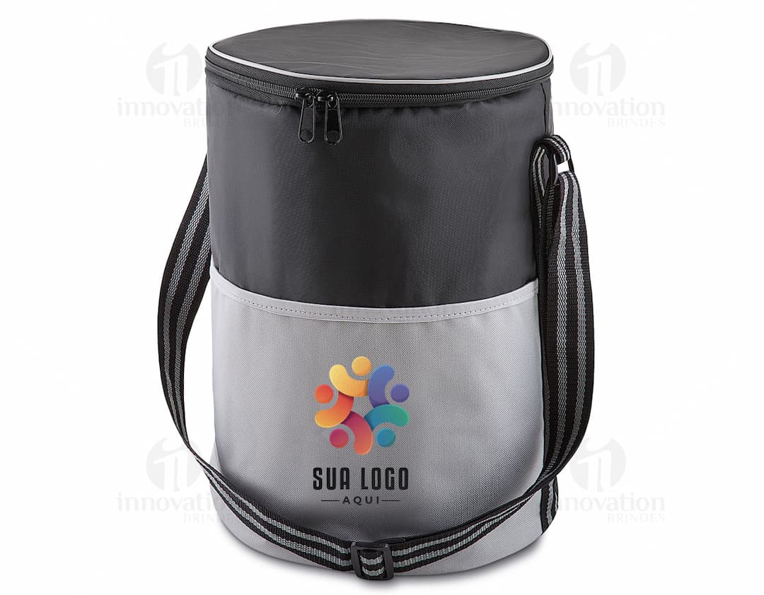Bolsa térmica elegante em couro sintético, perfeita para manter seus alimentos frescos por mais tempo. Com design casual e elegante, possui alça e fecho em zíper para garantir praticidade no transporte. Ideal para levar marmitas, lanches e bebidas de forma organizada. Adquira já a sua e tenha sempre seus alimentos frescos onde quer que vá. Aproveite!