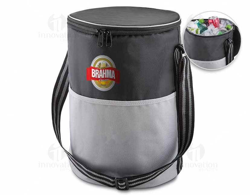 Bolsa Térmica elegante em couro, perfeita para manter seus alimentos frescos e bebidas geladas durante o dia. Com design fashion e prático, possui alça para transporte e zip-up para manter tudo no lugar. Ideal para uso casual ou em passeios. Adquira já a sua e mantenha-se sempre preparado(a)!